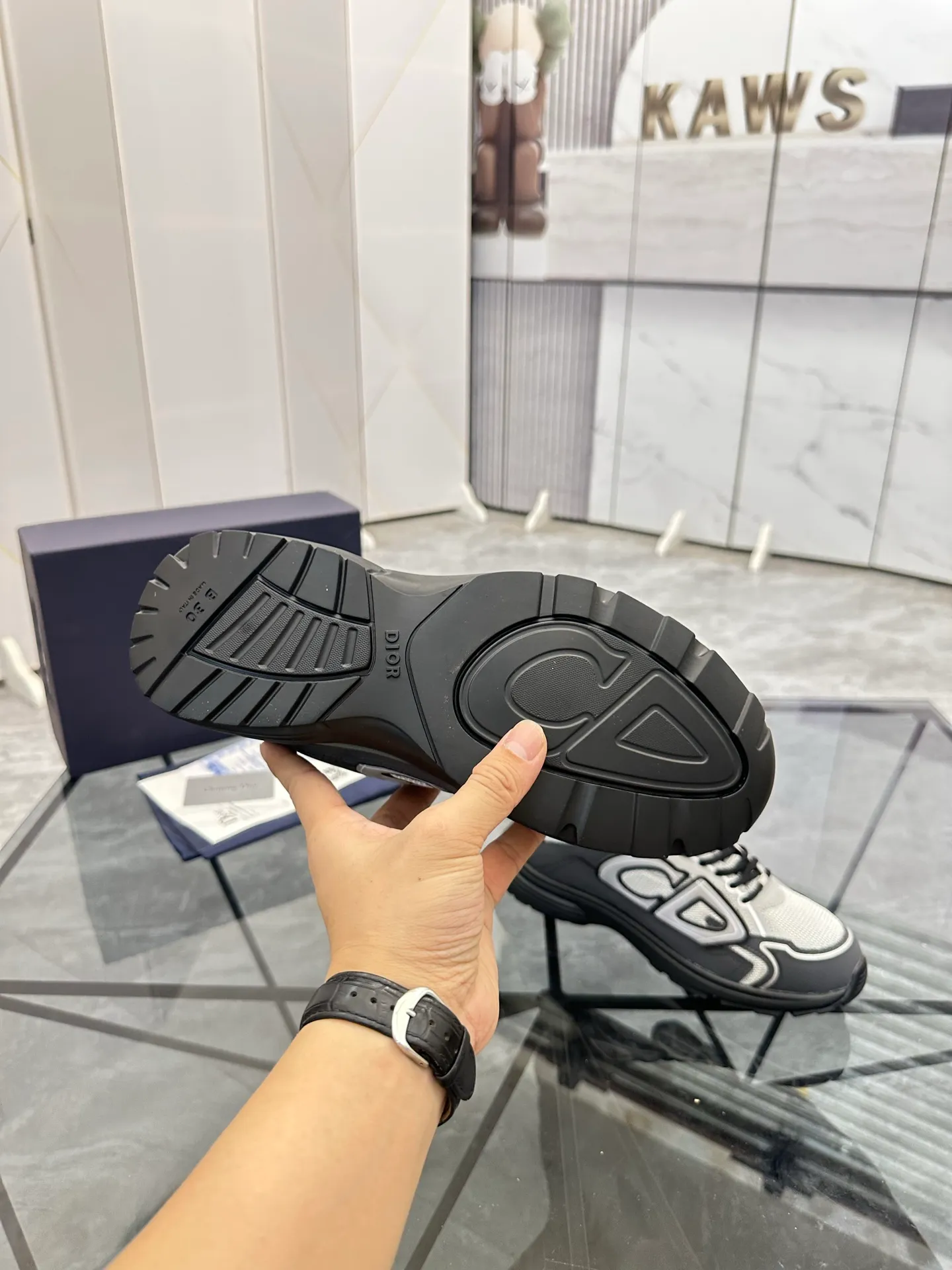 Men's shoes: 💰P400¥ Available in Guangzhou Product trademark: Dior* "Dior*" low-top casual shoes Regular size: 35-46 (can be customized to 47) Couple style Product materials: Upper imported cowhide stitched with original fabric, breathable lining, ultra-light foam original outsole. No.: 007